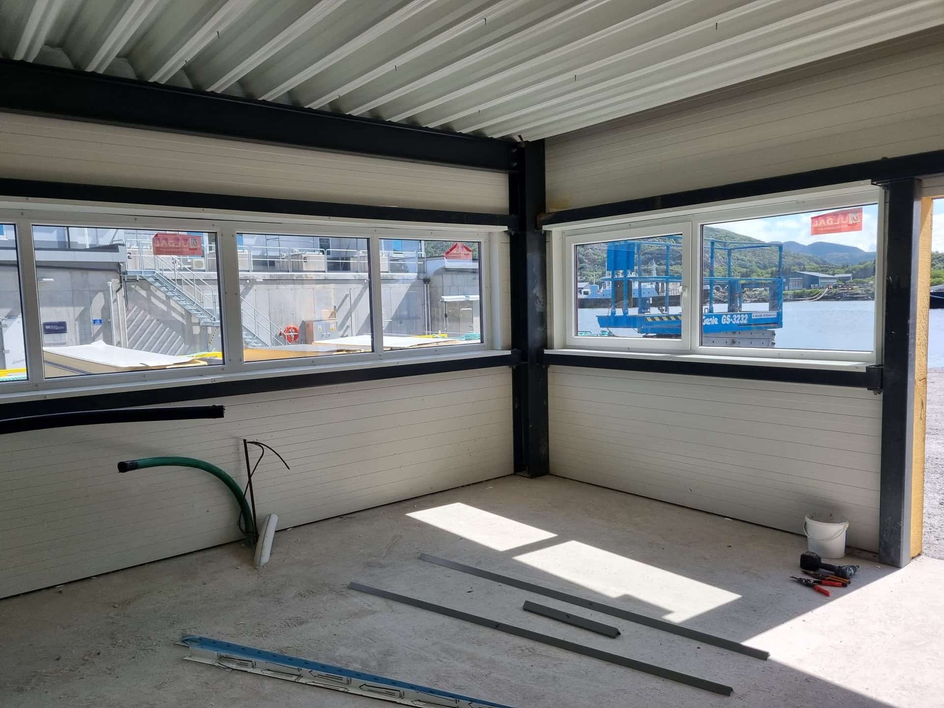 Oficina en planta baja con ventanas en dos fachadas, antes de los acabados