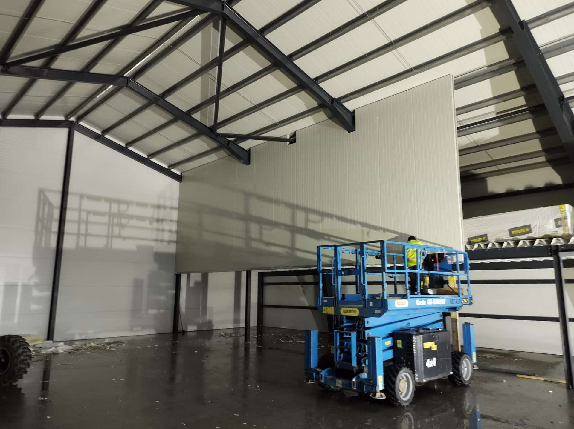 Installing the sandwich panel walls from inside with a scissor lift